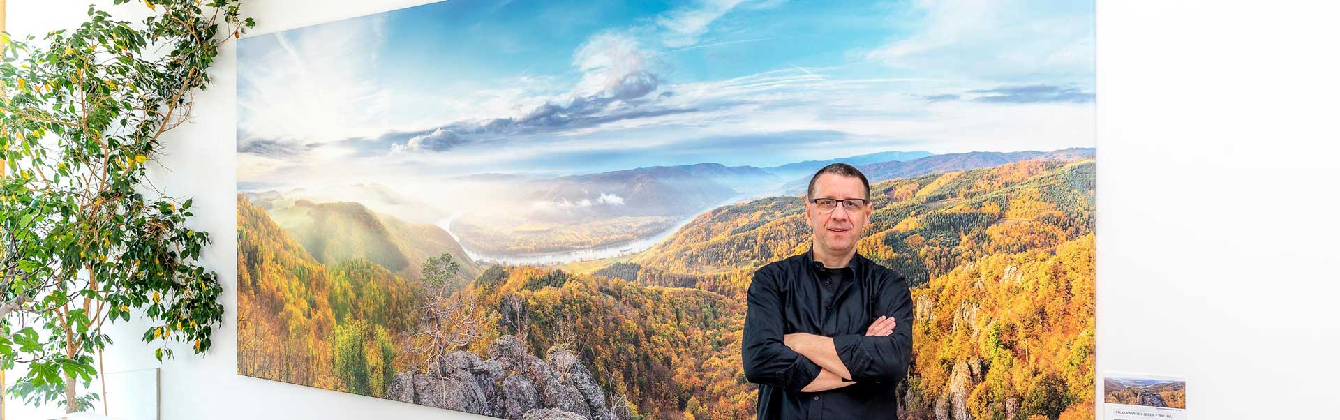 Fotograf Reinhard Podolsky vor seinem 430x170 cm Wachaupanorama