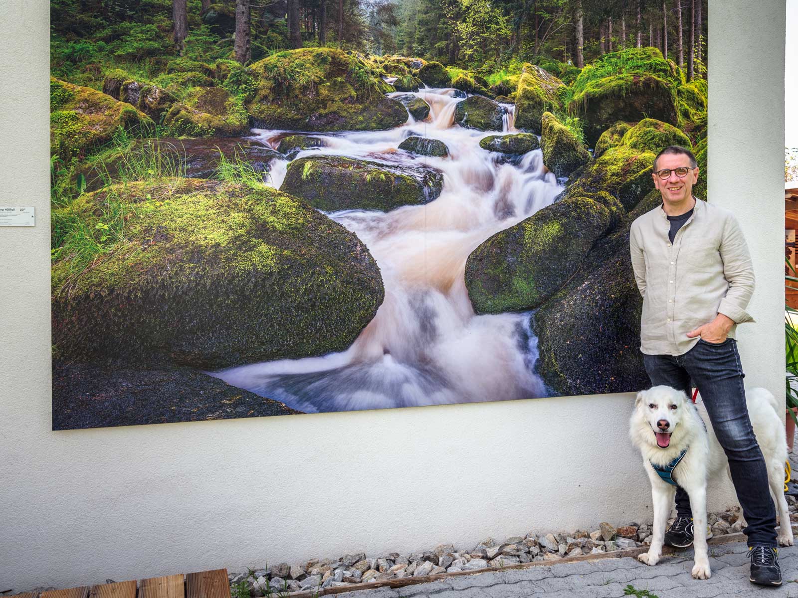 Fotograf Reinhard Podolsky mit Louis vor einem XXL-Landschaftsbild